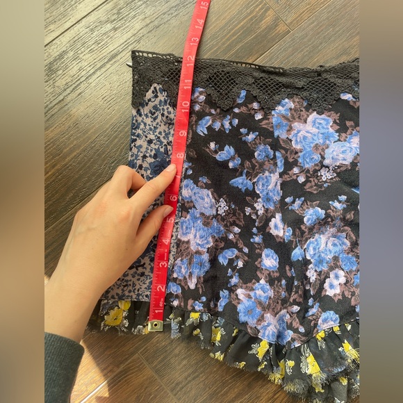 Free people floral ruffle shorts - Picture 4 of 7